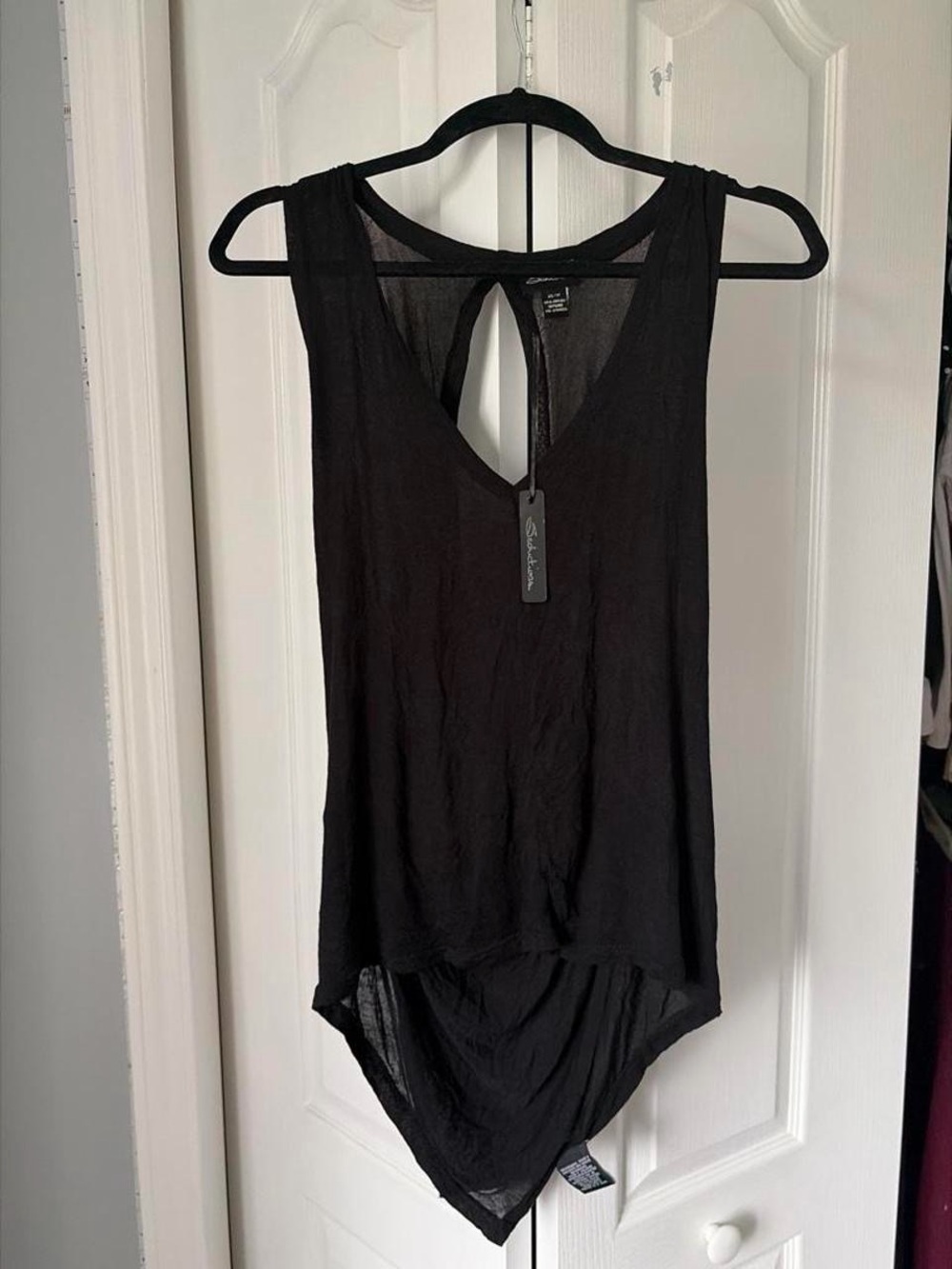 Sleeveless Black Keyhole Back Camisole